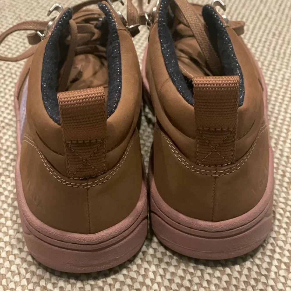VEJA Gender Inclusive Roraima High Top Sneaker NWOT - Picture 11 of 14